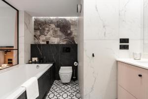 Rose with bath by OneApartments