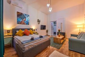 Uhus Golden Soho Residence