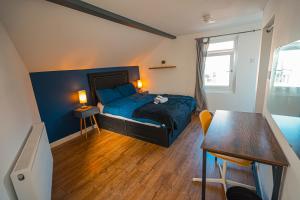 Private and Spacious 2 Bedroom House - Free Parking!