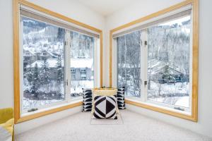 Modern Comfort on River Trail - Mountain Views, Hot Tub condo