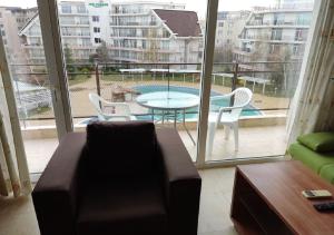 Debbies 2 bed apart with pool and garden views