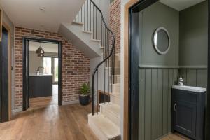 Designer Cotswold post house with external sauna