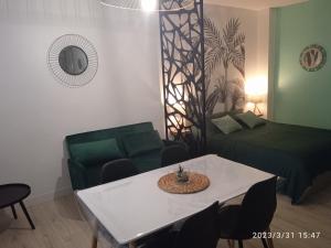 Studio plein centre face au lac, cave vélo - 3hvězdičkové hotely ve městě Bagnoles-de-l'Orne