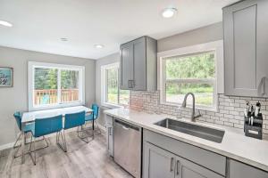 Mtn-View Deck and Fire Pit Modern Gold Bar Escape