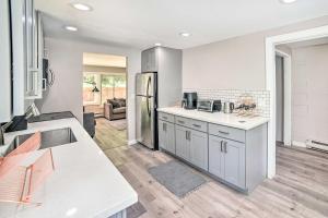 Mtn-View Deck and Fire Pit Modern Gold Bar Escape