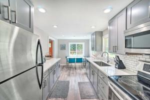 Mtn-View Deck and Fire Pit Modern Gold Bar Escape