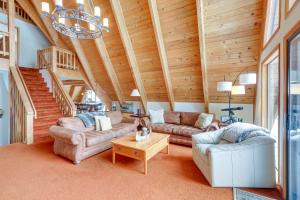 Donner Lake Views Rustic Truckee Cabin!