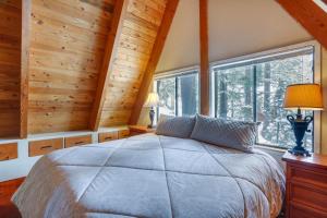 Donner Lake Views Rustic Truckee Cabin!