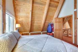 Donner Lake Views Rustic Truckee Cabin!