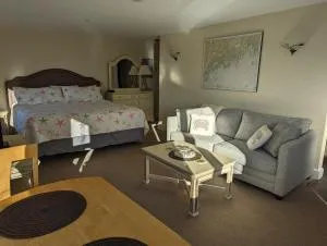 Riverfront 2nd floor with balcony Sheepscot Harbour Vacation Club Studio #210 - Edgecomb