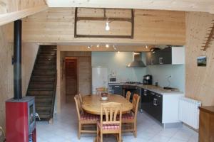 Appartements LOCATION 5 PERSONNES HAUT JURA : photos des chambres