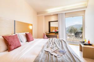 Family Two-Bedroom Suite with Sea View room in Hotel Lefkas