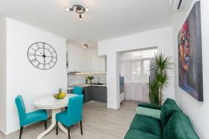 Blue moon Split Apartment