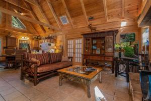 Ole Hickory wFirepit HotTub