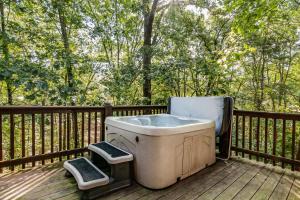 Ole Hickory wFirepit HotTub