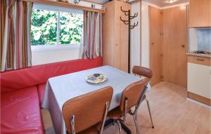 Campings Beautiful Caravan In Entraigues-sur-la-sorg With Outdoor Swimming Pool, Wifi And 2 Bedrooms : photos des chambres