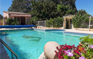 Campings Beautiful Caravan In Entraigues-sur-la-sorg With Outdoor Swimming Pool, Wifi And 2 Bedrooms : photos des chambres