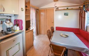 Campings Beautiful Caravan In Entraigues-sur-la-sorg With Outdoor Swimming Pool, Wifi And 2 Bedrooms : photos des chambres