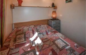 Campings Beautiful Caravan In Entraigues-sur-la-sorg With Outdoor Swimming Pool, Wifi And 2 Bedrooms : photos des chambres