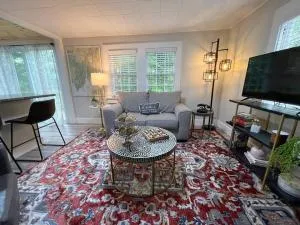 Spacious 1 Bedroom Cottage Close to Everything 3 - Round Pond