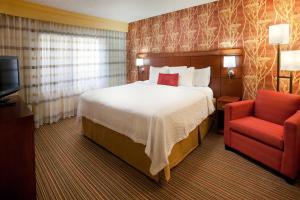 King Suite with Sofa Bed room in Courtyard Sacramento Airport Natomas