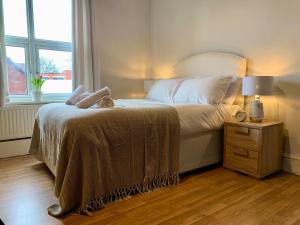 Spacious 6BR Victorian Home in 14 Somerford Near Wolverhampton Centre with Free Parking