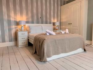 Spacious 6BR Victorian Home in 14 Somerford Near Wolverhampton Centre with Free Parking