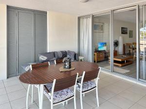 Blue on Blue Large One Bedroom Apartment, steps from ferry, amazing pool, wifi