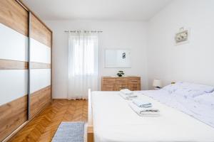 Apartments by the sea Pasman - 8221