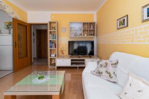 Apartments with parking space Novi Vinodolski - 20095