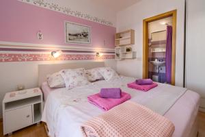 Apartments with parking space Novi Vinodolski - 20095