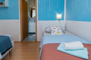 Apartments with parking space Novi Vinodolski - 20095