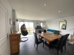 Maisons de vacances Holiday Home, Portbail, sea view : Maison de Vacances 3 Chambres 