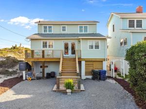 Oceanfront Dream Cottage: Hot Tub, Decks & Views!