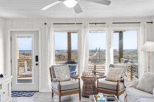 Oceanfront Dream Cottage: Hot Tub, Decks & Views!
