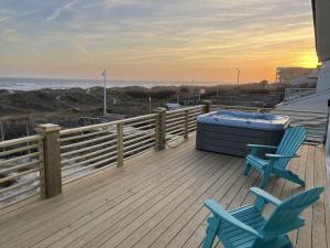 Oceanfront Dream Cottage: Hot Tub, Decks & Views!