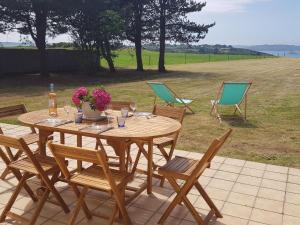 Maisons de vacances Villa in Plougasnou with Stunning Sea Views : photos des chambres
