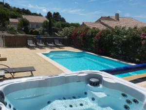 Villas Villa with air con heated pool bubble bath fenced garden and kids play equipment : photos des chambres