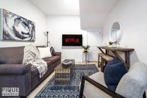 *NEW* Modern Suite King Bed! Netflix! Sleeps 4! - Leduc