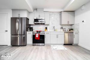 *NEW* Modern Suite King Bed! Netflix! Sleeps 4!