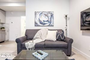 *NEW* Modern Suite King Bed! Netflix! Sleeps 4!