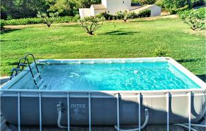 Maisons de vacances Nice Home In Laudun Lardoise With Kitchen : photos des chambres