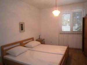 Apartments in Omisalj - Insel Krk 30522 