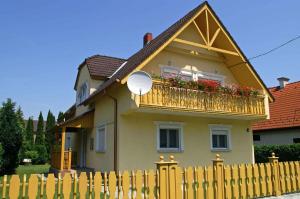 Holiday home in Balatonmariafürdo 40863 - 4hvězdičkové hotely ve městě Balatonmáriafürdő