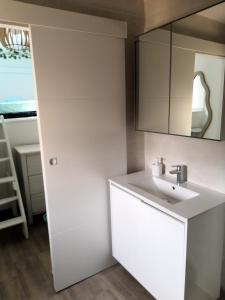 Appartements spacieux logement vieil antibes climatise 5 minutes plages : photos des chambres