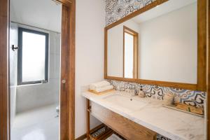 Suite Nhìn Ra Thành Phố (Suite with City View)