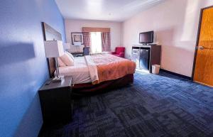 1 King Bed - Non-Smoking room in Helena Inn - Airport