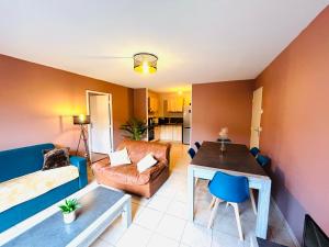 Appartements *Le Golden Blue* Magnifique T3 a 5min du centre avec parking gratuit : photos des chambres