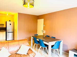 Appartements *Le Golden Blue* Magnifique T3 a 5min du centre avec parking gratuit : photos des chambres