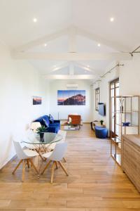 Villa d exception avec terrasse, jacuzzi, vue mer, parking, en plein cœur du village de Eze